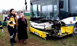 Bursa'da Halk Otobüsü ile Otomobil Kafa Kafaya Çarpıştı