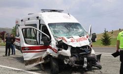 Elazığ'da Ambulans ile Hafif Ticari Araç Çarpıştı: 6 Yaralı