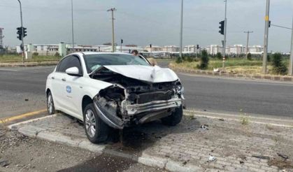 Acil Durum: Diyarbakır’da Otomobil Çarpışması Sonucu Yaralanan Var!