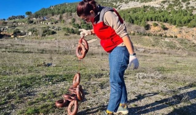 Yol Kenarına Atılan Bozulmuş Sucuklar