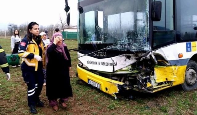 Bursa'da Halk Otobüsü ile Otomobil Kafa Kafaya Çarpıştı
