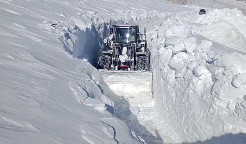 Hakkari Yüksekova'da Kar Kalınlığı 5 Metreyi Aşarak Rekor Kırdı