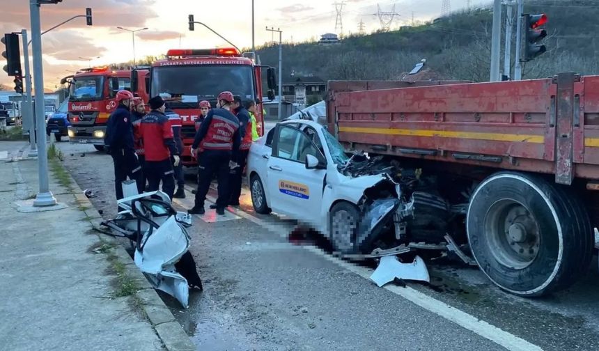 Otomobil Tıra Saplandı, Sürücü Sıkışarak Hayatını Kaybetti