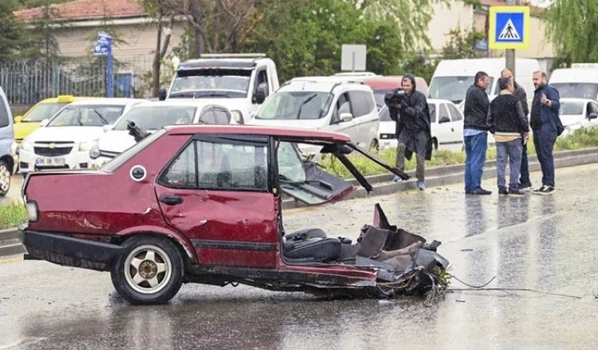 Ankara'da Sağanak Yağış ile Araç Ortadan İkiye Bölündü!
