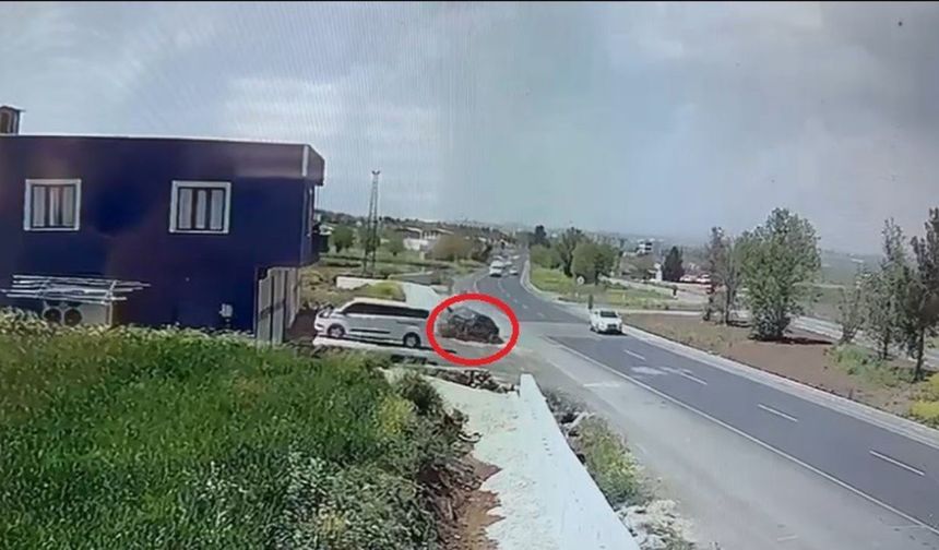 Diyarbakır’da Otomobil Minibüse Çarptı: Güvenlik Kamerasında An Be An Kaydedildi