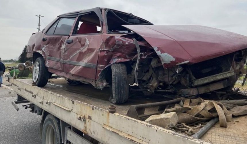 Manisa'da Korkunç Kaza: Otomobil Traktörü İkiye Ayırdı!