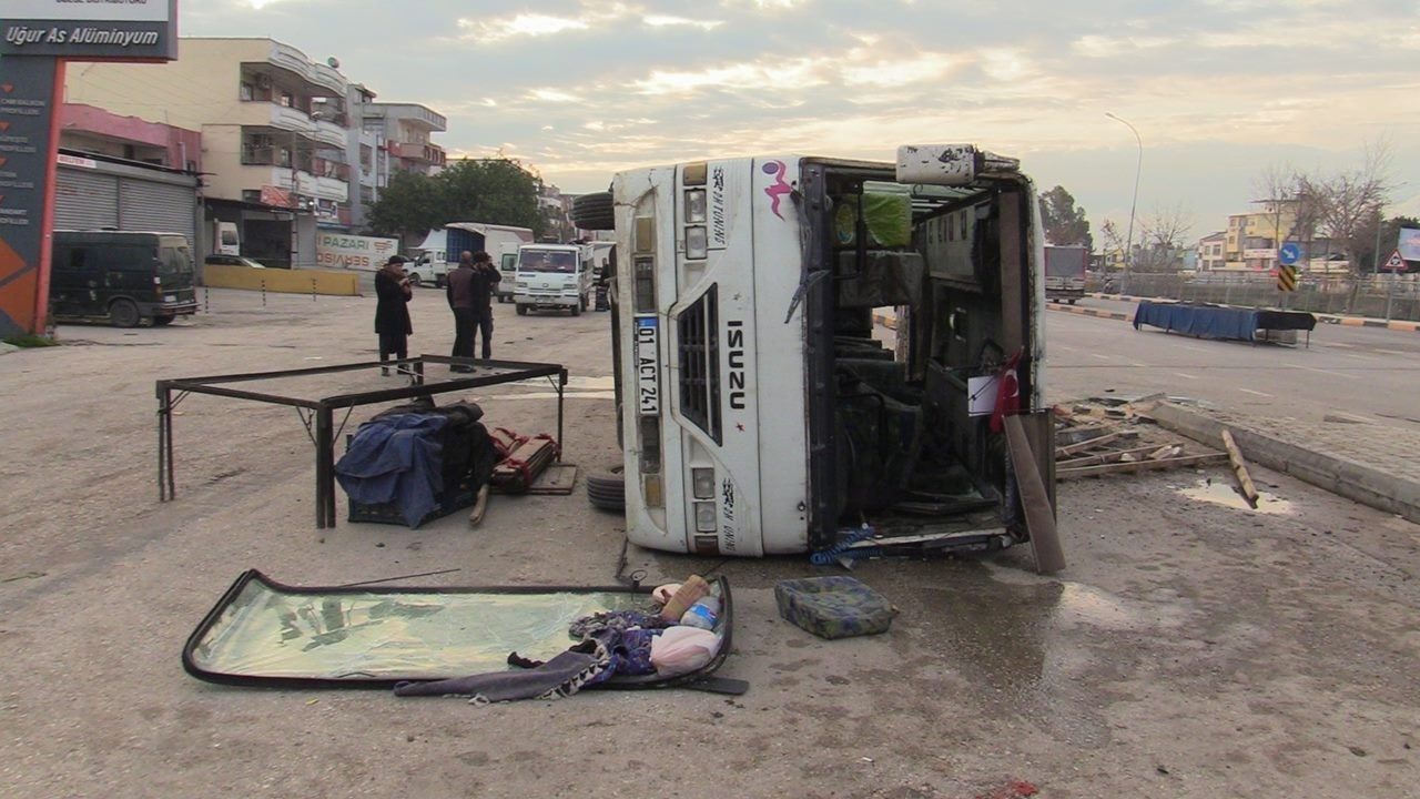Adana'da Minibüs Devrildi 15 İşçi Yaralandı