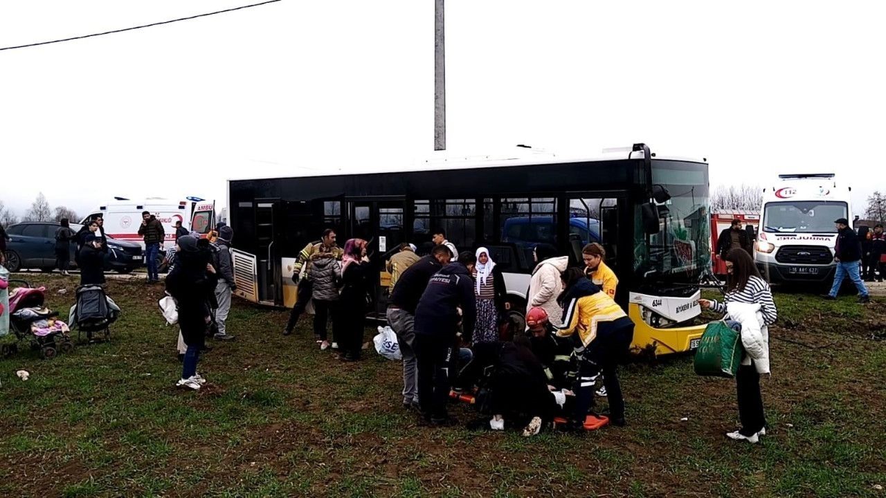 Bursa'da Halk Otobüsü Ile Otomobil Kafa Kafaya Çarpıştı (1)