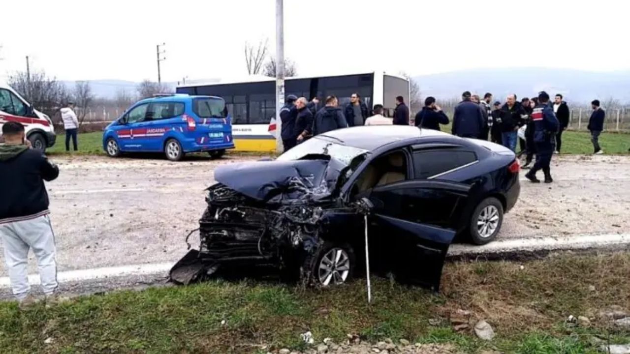 Bursa'da Halk Otobüsü Ile Otomobil Kafa Kafaya Çarpıştı (2)