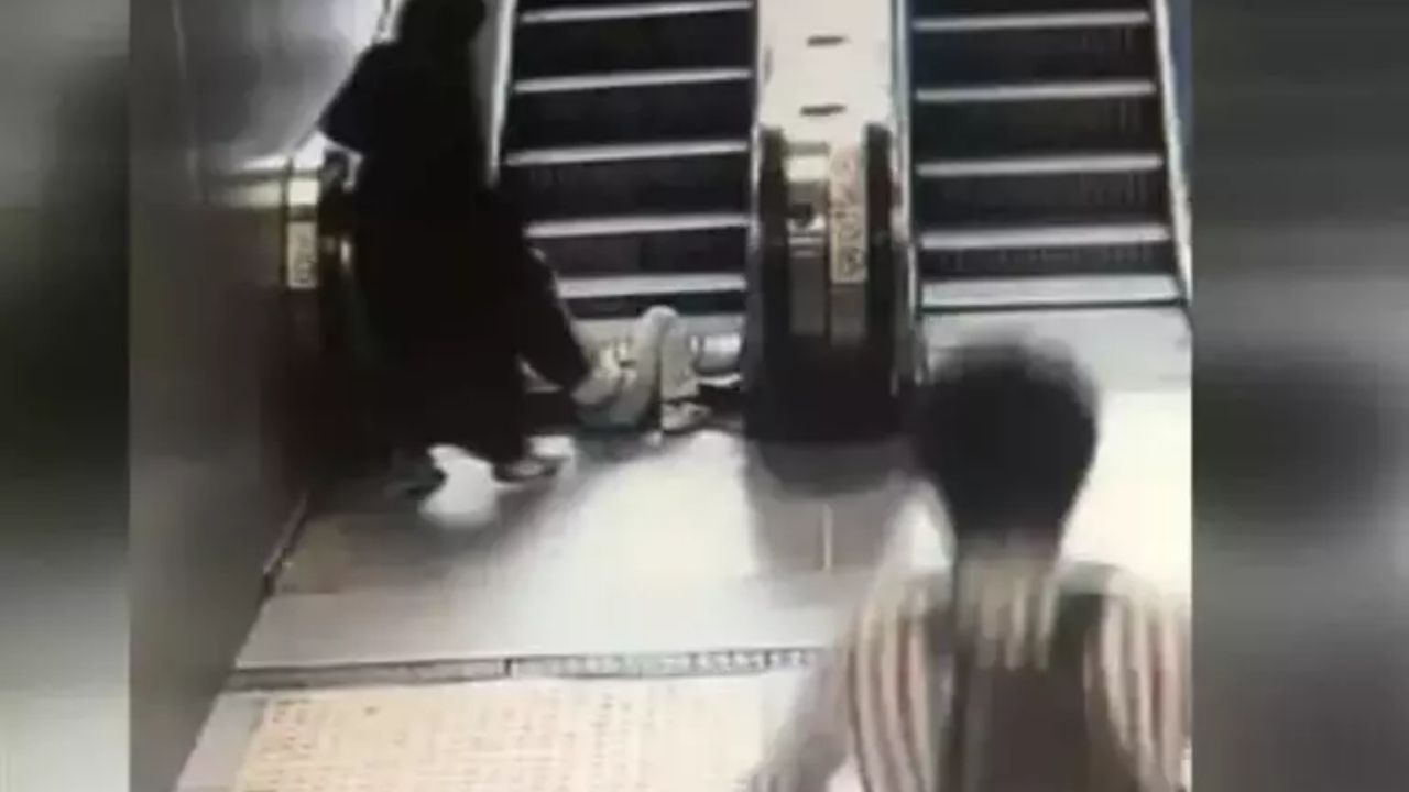 Gayrettepe Metro Zorlu Center'da Yürüyen Merdiven Kazası (1)