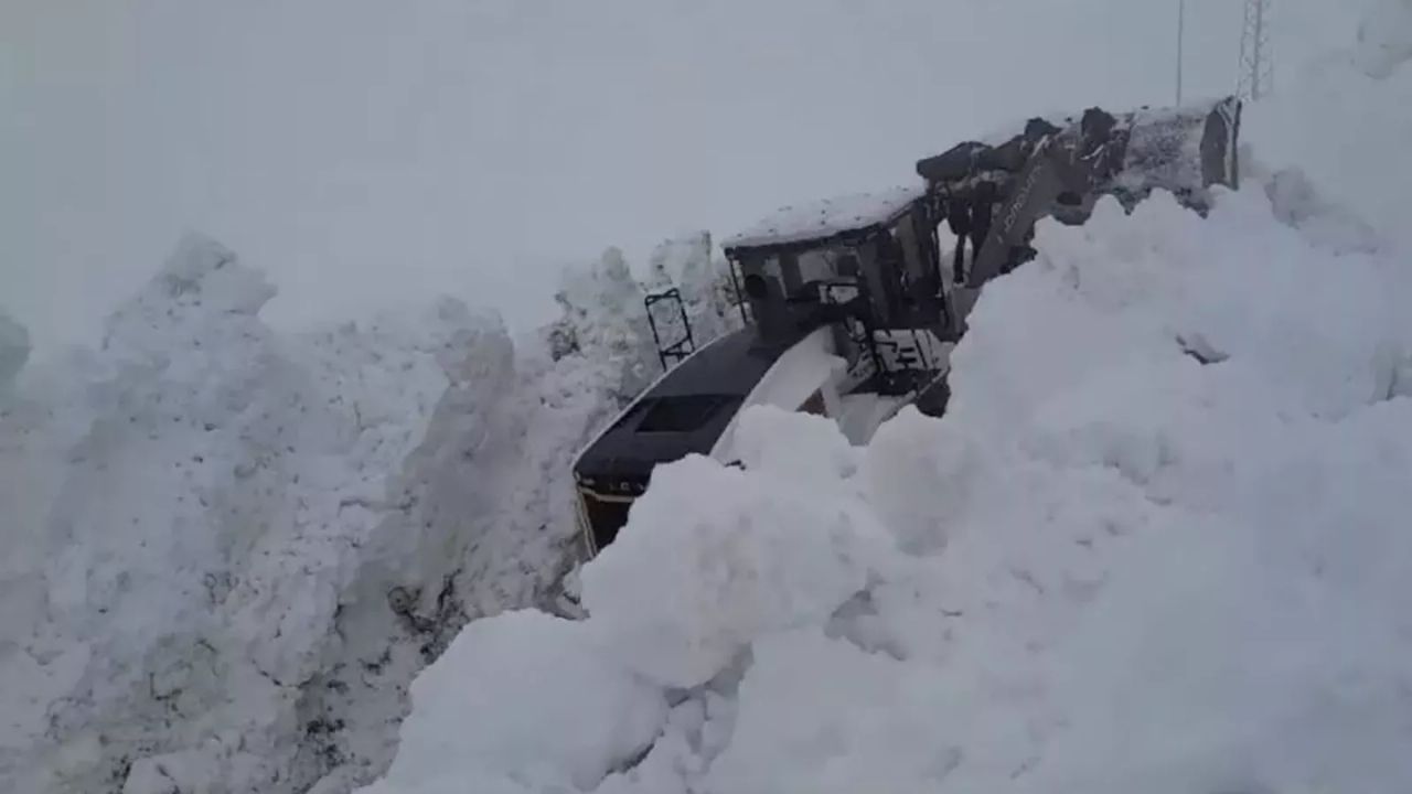 Hakkari Yüksekova'da Kar Kalınlığı 5 Metreyi Aşarak Rekor Kırdı (2)