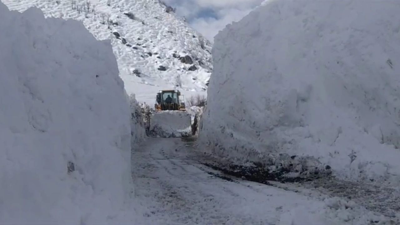 Hakkari Yüksekova'da Kar Kalınlığı 5 Metreyi Aşarak Rekor Kırdı (3)