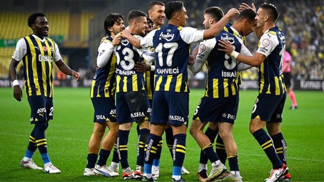 Fenerbahçe, Hatayspor'u 2 Mağlup Ederek Liderliği Aldı (1)
