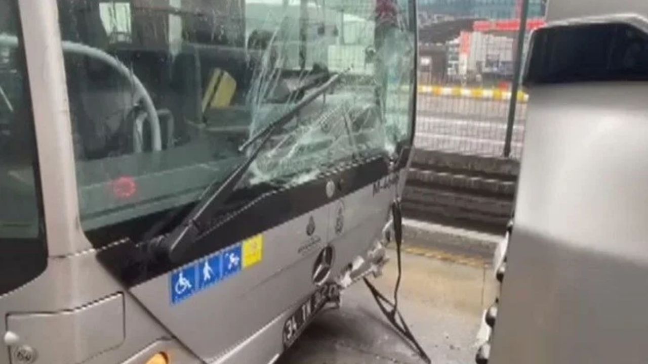 İstanbul'da İki Metrobüs Çarpıştı, Yaralanan Olmadı