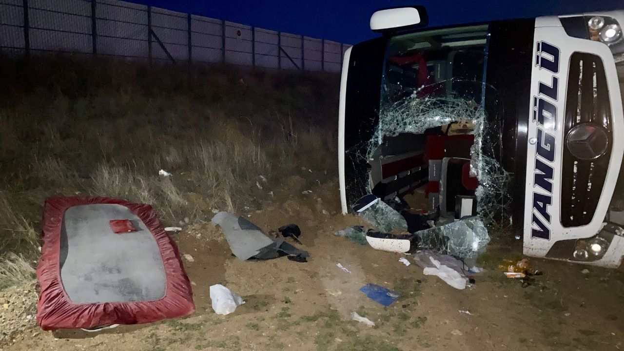 Kırşehir'de Yolcu Otobüsü Şarampole Devrildi 15 Yaralı (1)