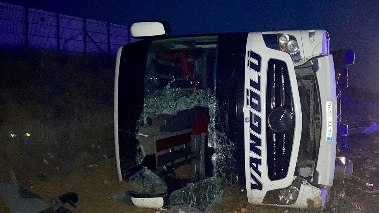 Kırşehir'de Yolcu Otobüsü Şarampole Devrildi 15 Yaralı (2)