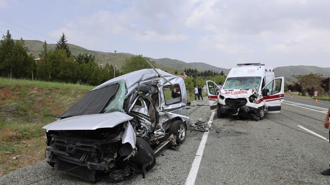 Elazığ'da Ambulans Ile Hafif Ticari Araç Çarpıştı 6 Yaralı