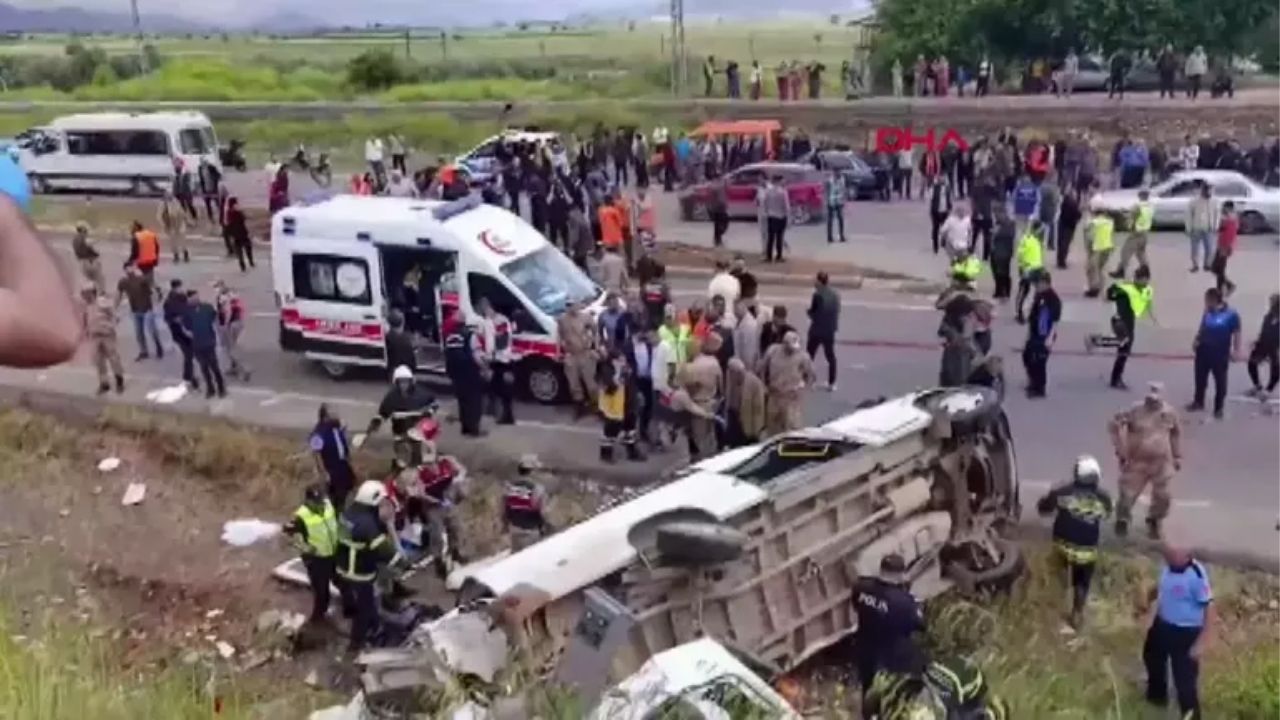 Gaziantep İslahiye'de Minibüs Ve Beton Mikseri Çarpıştı 8 Ölü, 11 Yaralı (1)