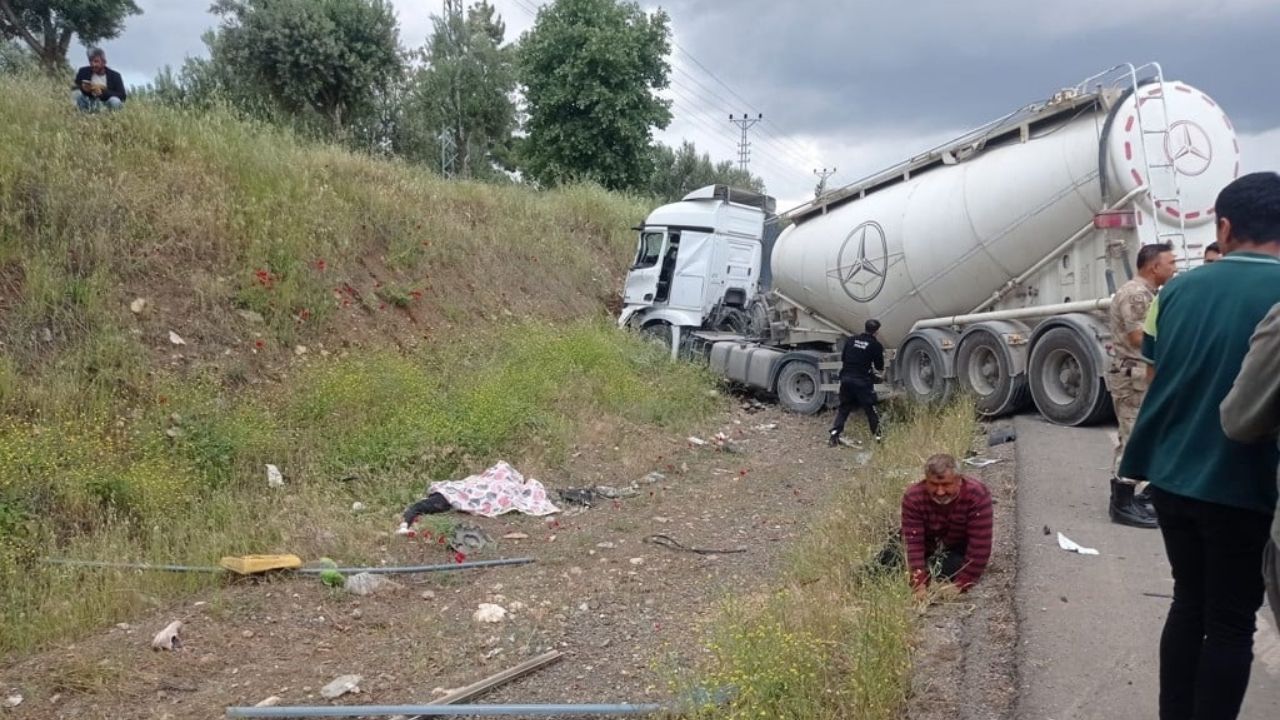 Gaziantep İslahiye'de Minibüs Ve Beton Mikseri Çarpıştı 8 Ölü, 11 Yaralı (3)